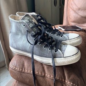 distressed high top converse 𝕒𝕝𝕝 𝕤𝕥𝕒𝕣  ⭐️ !